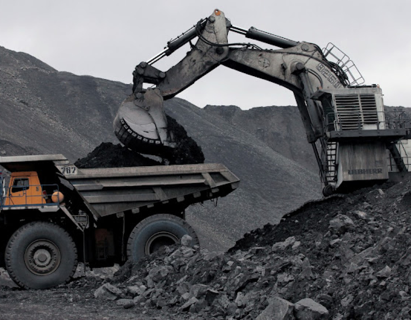 FILE PHOTO: A machine loads a BelAZ dump-body truck with coal at the Chernigovsky opencast colliery, outside the town of Beryozovsky, Kemerovo region, Siberia, Russia, April 4, 2016. REUTERS/Ilya Naymushin/File Photo